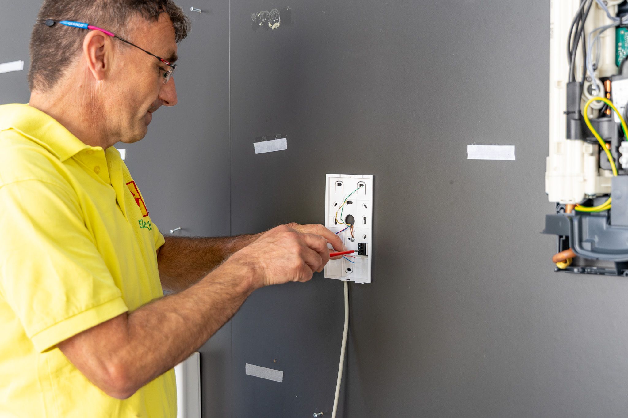 Elektro Klee prüft eine elektrische Installation für moderne Gebäudetechnik