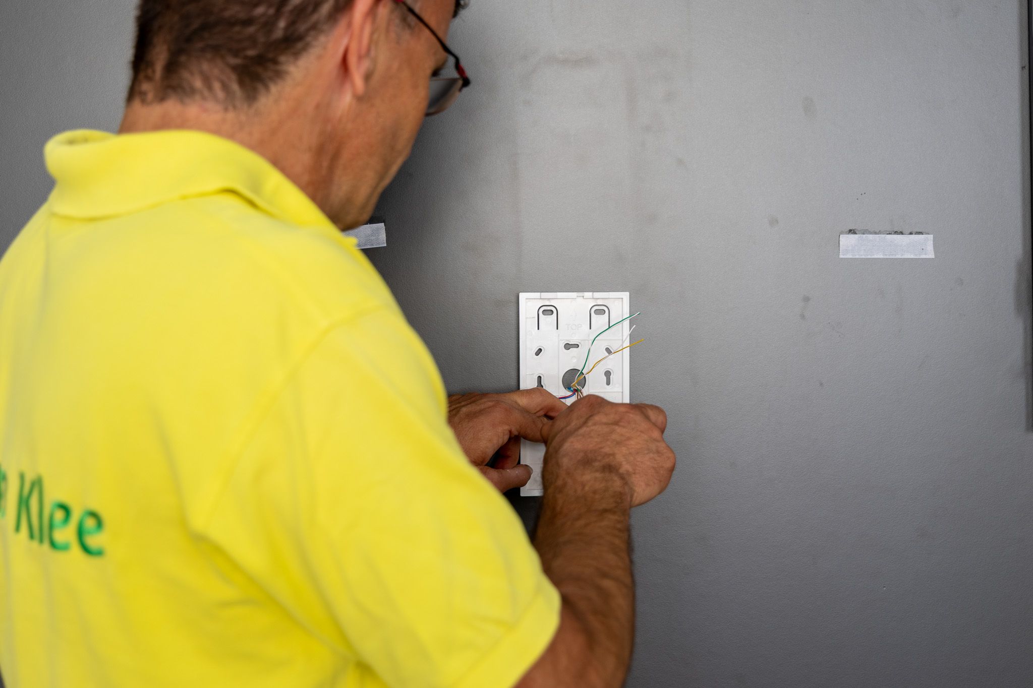 Elektro Klee Monteur verdrahtet eine Steckdose in Neumünster