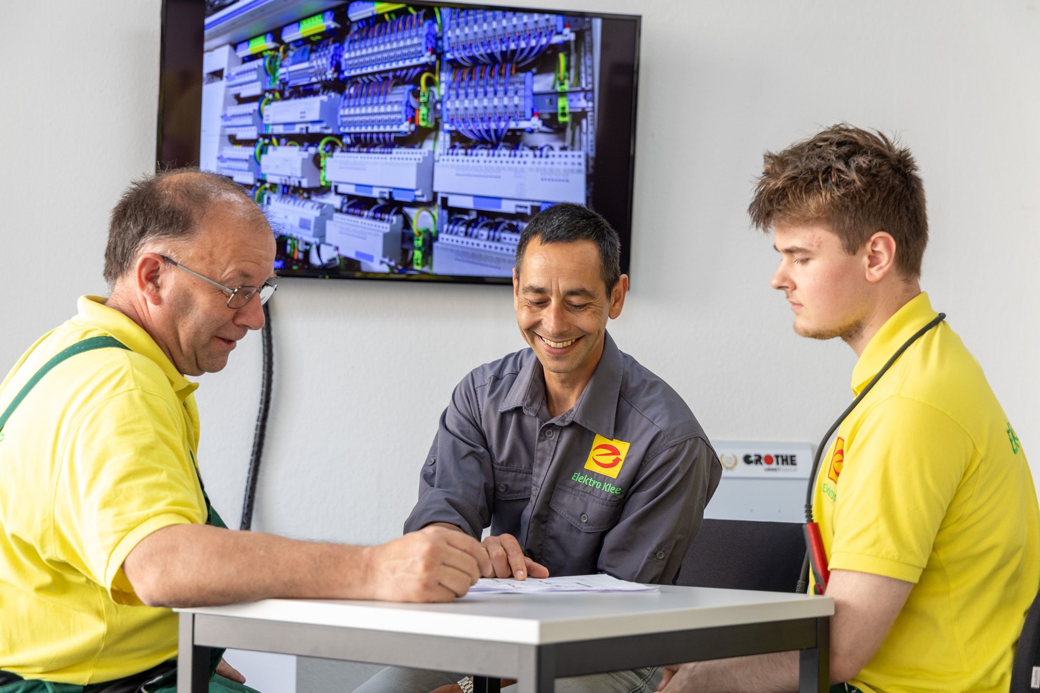 Elektro Klee Team bespricht moderne Gebäudetechnik und Elektroplanung